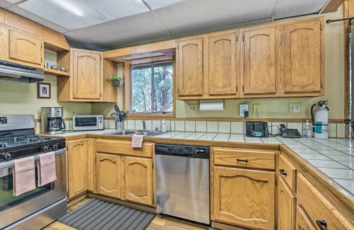Pine Mountain Club Cottage | Cozy Pine Mtn Club Home w/ Deck & Shared Pool