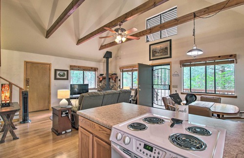Pinetop Cottage | Cozy Pinetop Mountain Escape: Hike, Golf & Ski!