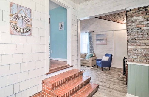 Lake Forest Cottage | Cozy pool house minutes to the Zoo!