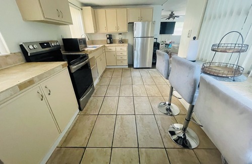Margate House | Cozy Pool-House with 3 Bedrooms