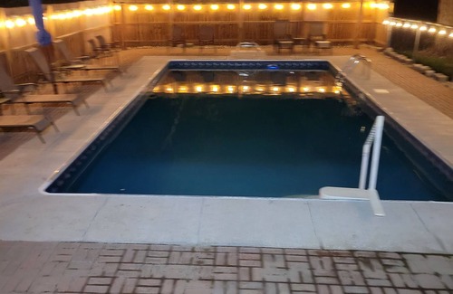 Overland Park Apartment | Cozy Poolside Retreat - Studio Guest House