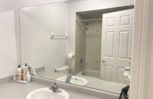 Vaughan Apartment | Cozy Private Bedroom in Vaughan