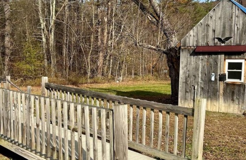 Middlebury House | Cozy Private Bedroom with Own Entrance - No Shower
