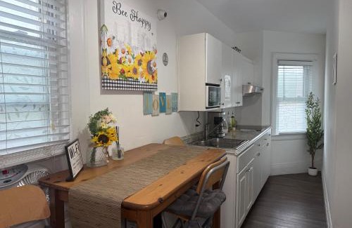 Englewood House | Cozy Private bedrooms Kitchen Wifi