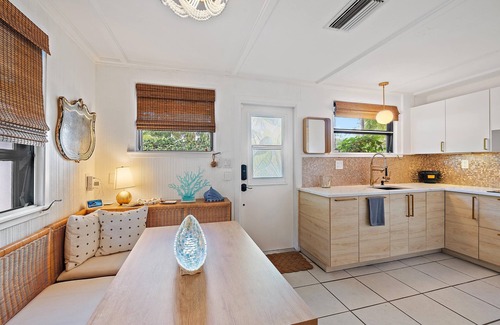 Laurel Park House | Cozy Private Bungalow 3 Min Walk to Downtown Sarasota