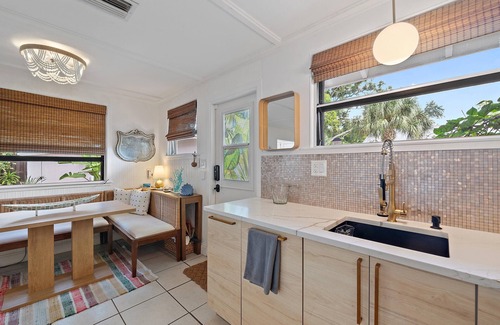 Laurel Park House | Cozy Private Bungalow 3 Min Walk to Downtown Sarasota