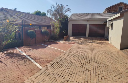 Pretoria Apartment | Cozy private flatlet with kitchenette, private bathroom & WIFI in Pretoria East.