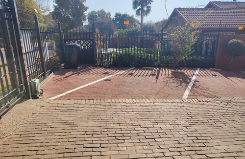 Pretoria Apartment | Cozy private flatlet with kitchenette, private bathroom & WIFI in Pretoria East.