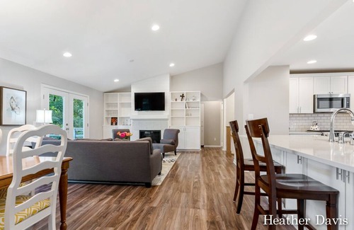 Holland House | Cozy Private Home - 1 Mile From Holland State Park