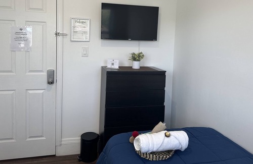 Englewood House | Cozy Private Room "A "WIFI