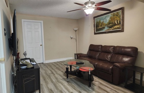 Mississauga House | Cozy Private Room+Balcony - 1' walk to GO train and bus station