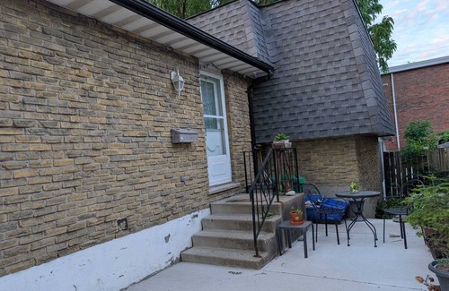 Peterborough House | Cozy Private Room, Very close to Hospital, College & University, Free Parking.