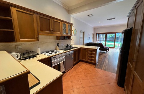 McKinnon Apartment | Cozy Private Room like home | 5min walk to train