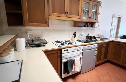 McKinnon Apartment | Cozy Private Room like home | 5min walk to train