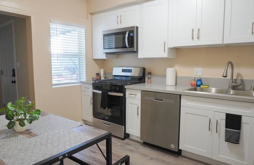 Riverside House | Cozy, Private, & Safe 3Bed Home - 2min from DTR & UCR