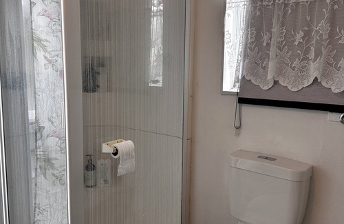Te Akau Apartment | Cozy Private Studio – 100m from the Beach | Port Waikato, NZ