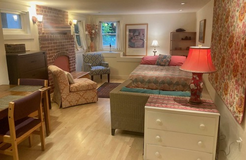 Lincoln Highlands Apartment | Cozy private studio in a safe, walkable neighborhood with a large back yard.