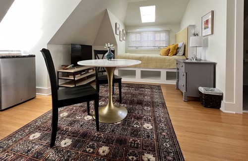 Old Irving Park Apartment | Cozy, private studio, perfect for solo/couples, in private, safe, wooded setting
