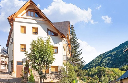 Boi Apartment | Cozy Pyrenees Getaway