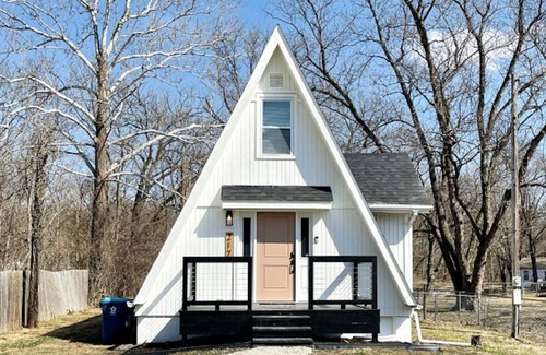 Excelsior Springs House | Cozy Quaint A-frame House + Parking Space + Coffee