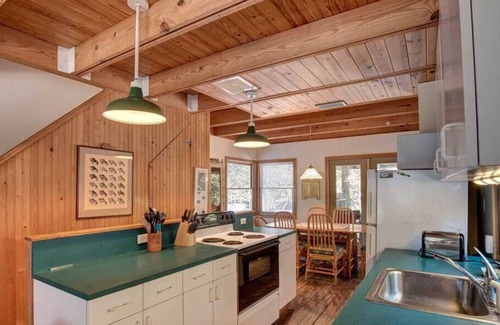 Ocean Hill House | Cozy, Quaint and Cute! Oceanside Corolla - 2 Bedrooms.