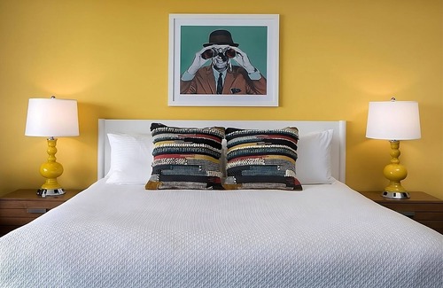 Village of La Jolla Hotel | Cozy Queen Accommodation at La Jolla Cove Hotel