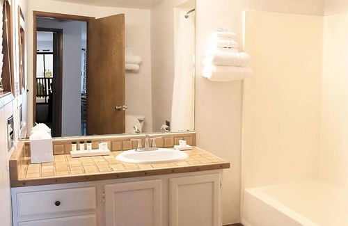 Village of La Jolla Hotel | Cozy Queen Accommodation at La Jolla Cove Hotel