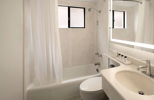 Village of La Jolla Hotel | Cozy Queen Accommodation at La Jolla Cove Hotel