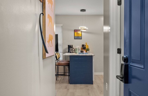 Downtown Memphis Apartment | Cozy Queen Bed + Sofa Bed Studio | Free Parking | Mins to DT | VAMC | UTHSC