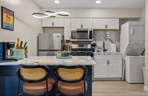 Downtown Memphis Apartment | Cozy Queen Bed + Sofa Bed Studio | Free Parking | Mins to DT | VAMC | UTHSC