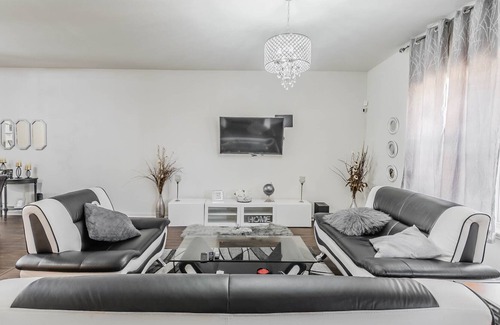 Dallas House | Cozy Queen Room with Full Kitchen, Washer&Dryer & Unlimited free Parking