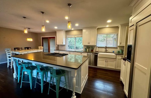 Rustic Hills House | Cozy, Quiet 2-bedroom house in Colorado Springs with WiFi, AC, huge kitchen!
