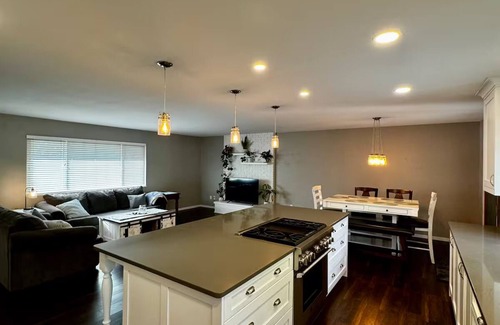 Rustic Hills House | Cozy, Quiet 2-bedroom house in Colorado Springs with WiFi, AC, huge kitchen!