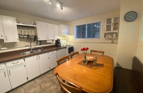 Oaklands Apartment | Cozy, Quiet 3 Bed Pearl Garden Suite Fully Furnished, All Inclusive with Parking