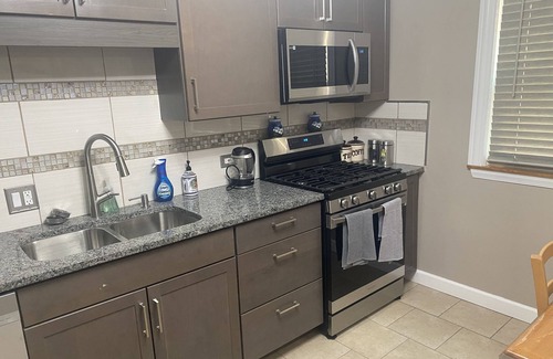 Skokie Apartment | Cozy quiet downtown Skokie 10 minute to lake
