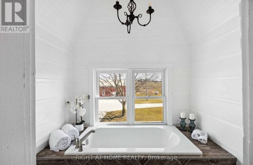 Kincardine Other | Cozy Quiet Farmhouse Minutes from Kincardine!