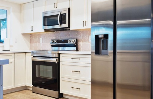 North Mountain House | Cozy Quiet Home, on golf course, pool, bbq