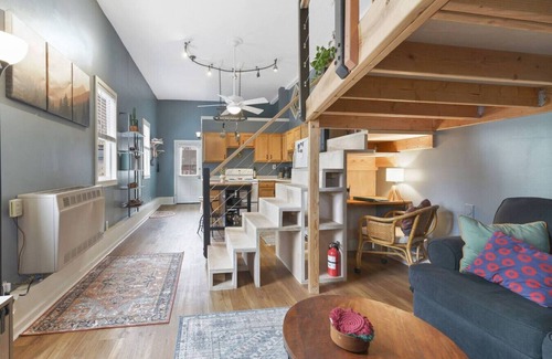 Suffield Apartment | Cozy Quiet Loft by Airport, Hospitals & Cities