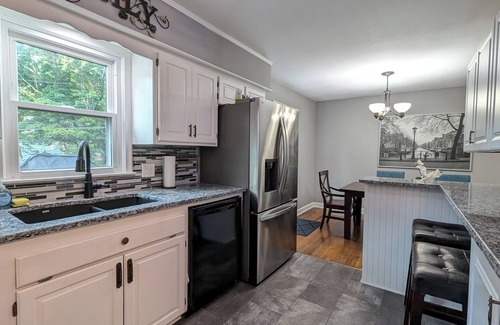 Lenexa House | Cozy, quiet retreat in south KC