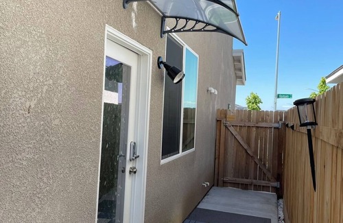 Raisin Apartment | Cozy-Quiet-Spacious Guest Suite Fresno/Clovis CA 10 minutes to Yosemite Airport