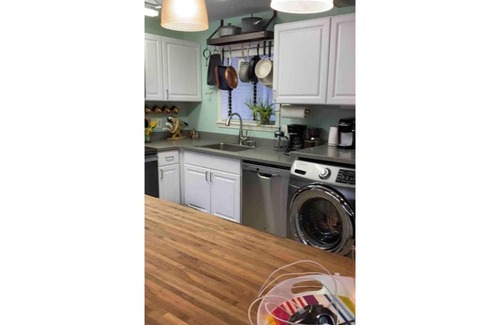 Fairfield Bay House | Cozy, Quirky & Fun Cabin - Sleeps 8 - Dog Friendly - Fairfield Bay, Arkansas