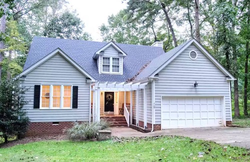Raleigh House | Cozy Raleigh Tree Retreat