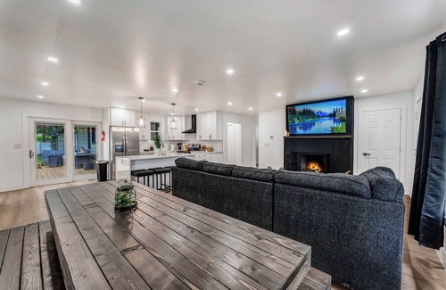 Albrightsville Cabin | Cozy Ranch by the Lake w/Hot Tub in the Mountains