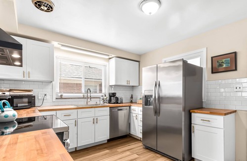 Grosse Pointe House | Cozy Ranch Home a Walk from St John's Hospital!
