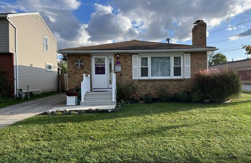 Tonawanda House | Cozy ranch in safe neighborhood. Perfect location for Buffalo/Niagara Falls.n
