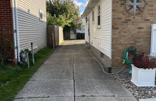 Tonawanda House | Cozy ranch in safe neighborhood. Perfect location for Buffalo/Niagara Falls.n