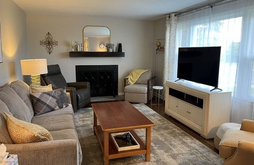 Tonawanda House | Cozy ranch in safe neighborhood. Perfect location for Buffalo/Niagara Falls.n