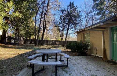 Mount Shasta House | Cozy Ranch Style Cottage in Town