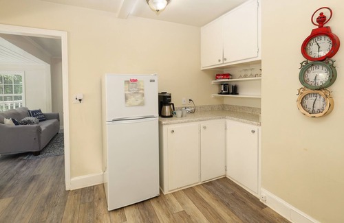 Bahama House | Cozy & relaxing cottage on the lake *Dog Friendly*