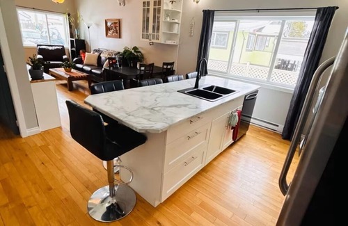 Regional District of Nanaimo House | Cozy, Relaxing Family-Sized House/near the ferry, parks, shopping & downtown!